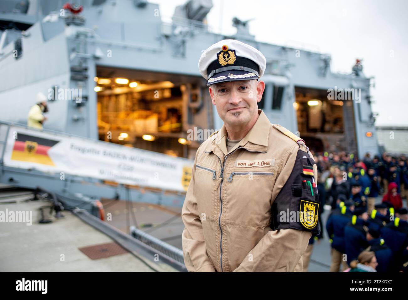 Wilhelmshaven, Allemagne. 20 octobre 2023. Tilmann von der Lühe, capitaine de frégate et commandant de la frégate 'Baden-Württemberg' (F222) se tient devant le navire à la base navale avant le départ. La frégate de la marine allemande est partie pour son premier déploiement dans le cadre d’une mission de l’ONU en Méditerranée au large des côtes libanaises. Crédit : Hauke-Christian Dittrich/dpa/Alamy Live News Banque D'Images