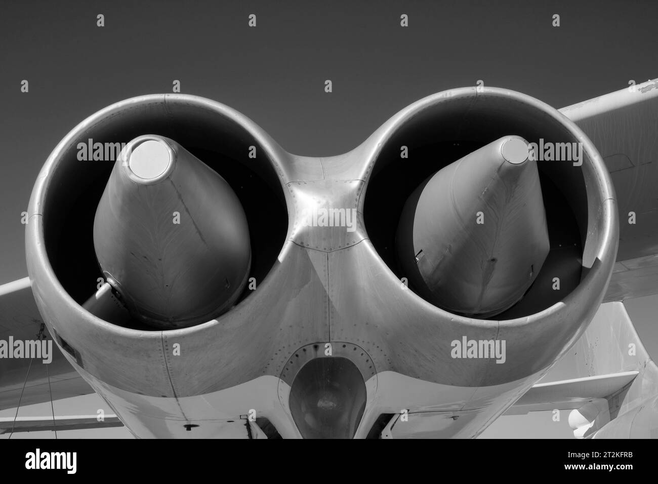 Vue rapprochée en noir et blanc des entrées des moteurs à réaction J47 de General Electric qui alimentent le bombardier stratégique à longue portée Stratojet B-47 de Boeing Banque D'Images
