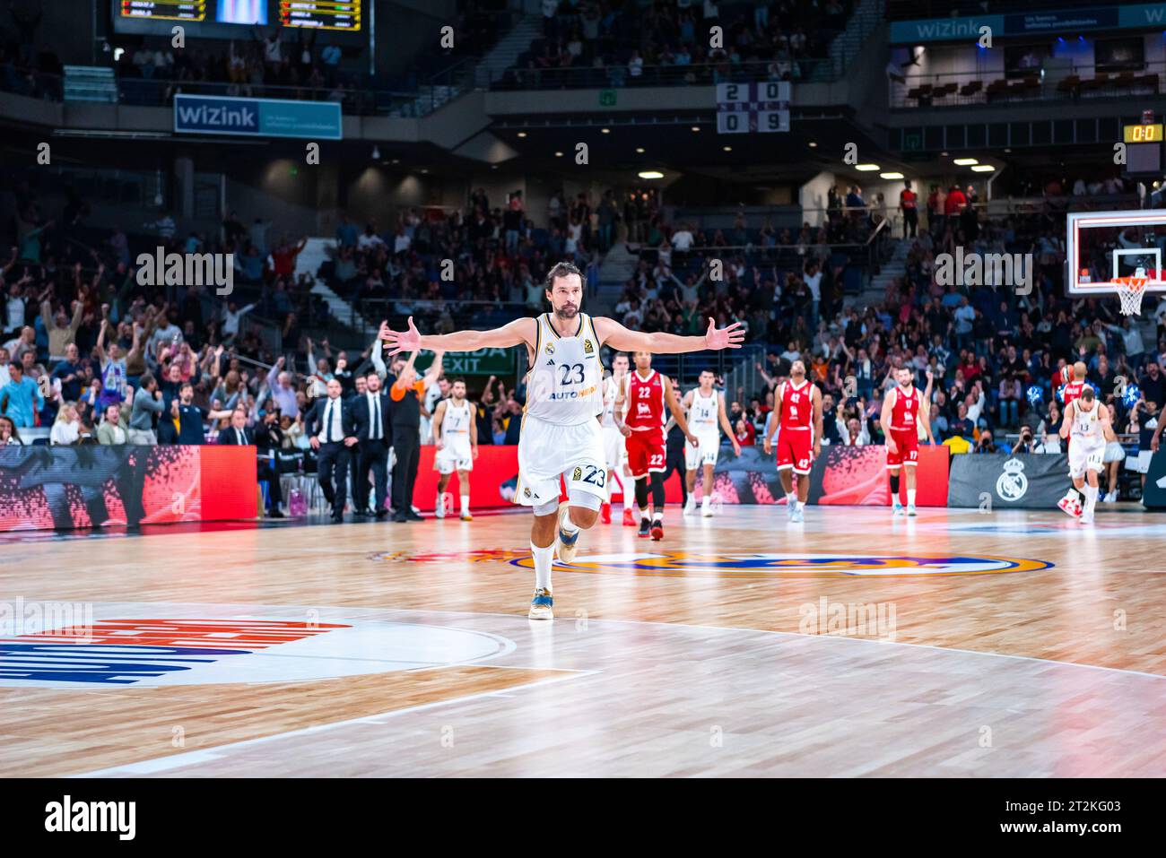 Madrid, Espagne. 19 octobre 2023. Sergio Llull (Real Madrid) célèbre son buzzer Beater à la fin de la première moitié du match de basket-ball entre le Real Madrid et EA7 Emporio Armani Olimpia Milano valable pour le tour 04 de la compétition Euroleague disputée au Wizink Center de Madrid, Espagne le jeudi 19 octobre 2023 crédit: Agence photo indépendante/Alamy Live News Banque D'Images