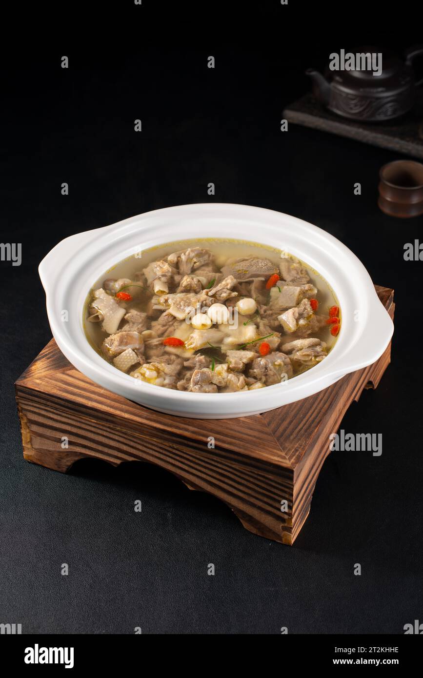 Une délicieuse et tentante soupe d'oie rôtie braisée de style cantonais Banque D'Images