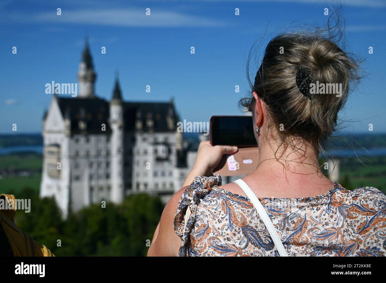 Touristin fotografiert Schloss Neuschwanstein im bayerischen Allgäu BEI Füssen, Deutschland *** Tourist prend une photo du château de Neuschwanstein en Bavière Allgäu près de Füssen, Allemagne Banque D'Images