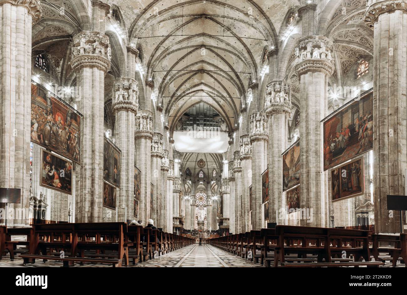 A l'intérieur du célèbre Duomo, la cathédrale de Milan, en Italie, également connue sous le nom de Basilique de la Nativité de Sainte Marie.Sa construction a commencé en 1386. Banque D'Images
