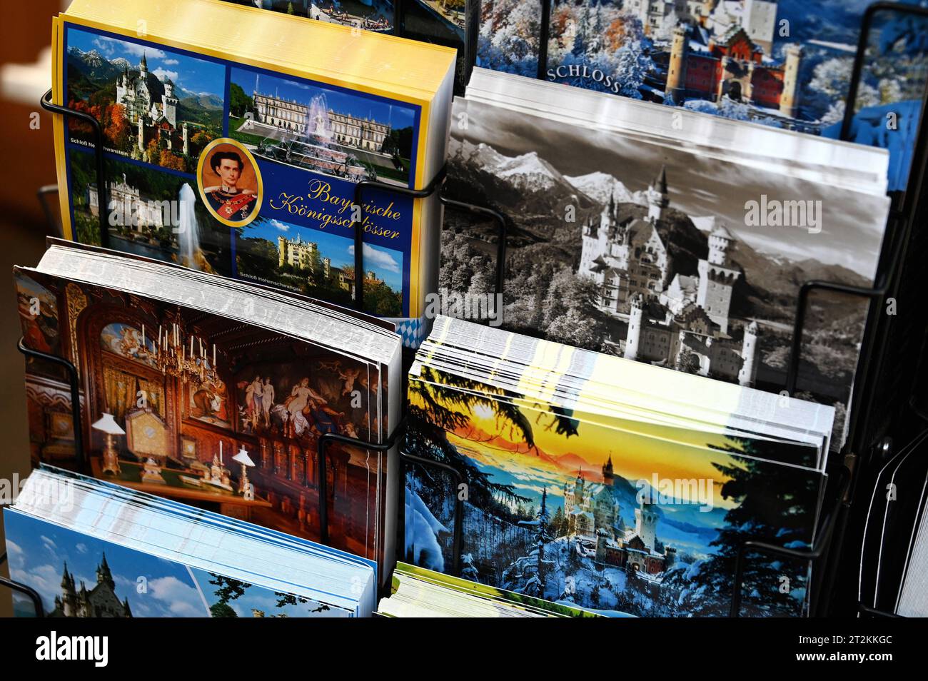 Postkarten von Schloss Neuschwanstein *** cartes postales du château de Neuschwanstein crédit : Imago/Alamy Live News Banque D'Images