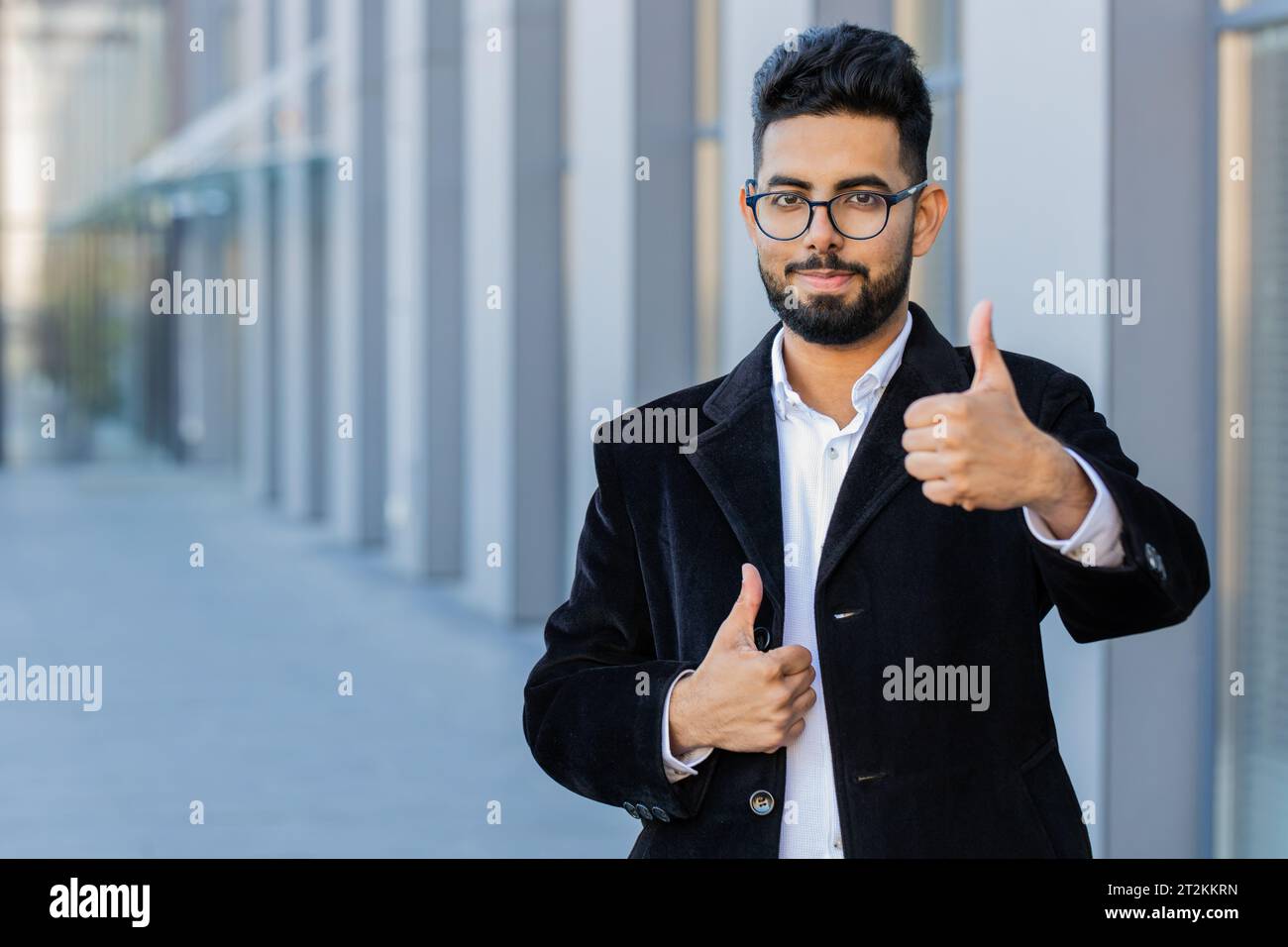 J'aime. Heureux homme d'affaires indien soulève les pouces vers le haut accepte donne une réponse positive recommande la publicité aime la rétroaction de bonne idée, célébrant la victoire de succès. Arabian Hindu freelance gars dans la rue de la ville Banque D'Images