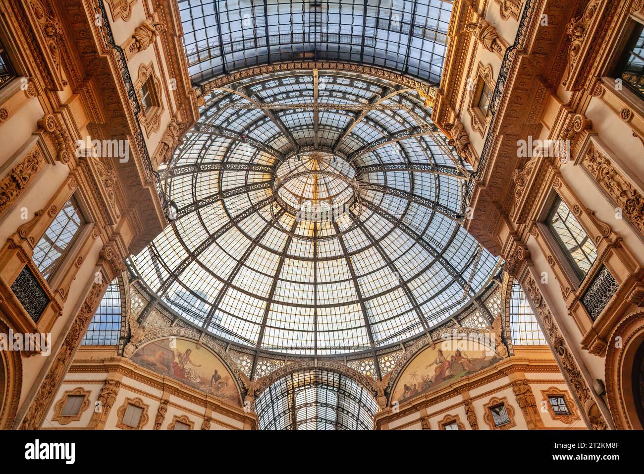 Dôme de verre à l'intérieur de la Galleria Vittorio Emanuele II à Milan. Cette galerie est l'un des plus anciens centres commerciaux du monde, achevé en 1877. Banque D'Images