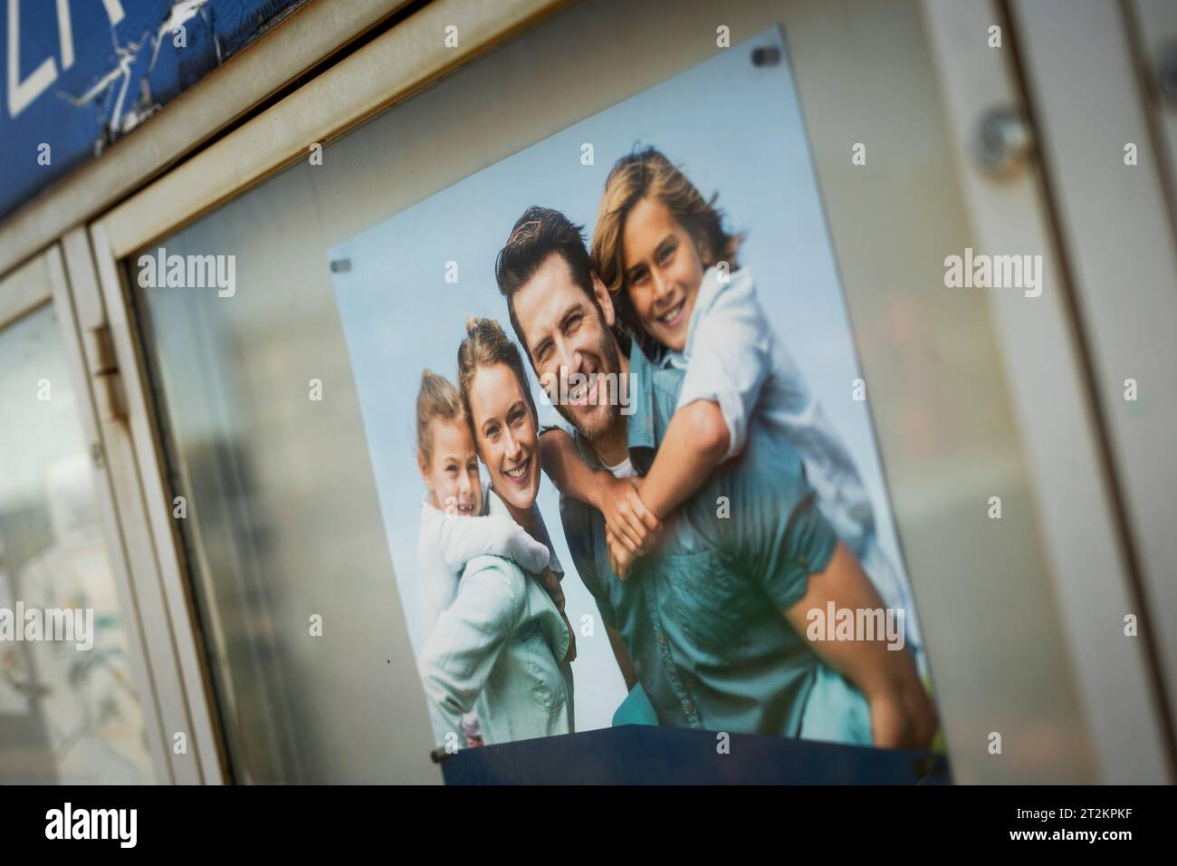 Une publicité pour le programme gouvernemental pour la famille qui est passé de 500 zloty polonais par mois à 800 par mois, comme promis par le parti droit et Justice, est vue à Varsovie, en Pologne, le 18 octobre 2023. (Photo Jaap Arriens / Sipa USA) Banque D'Images