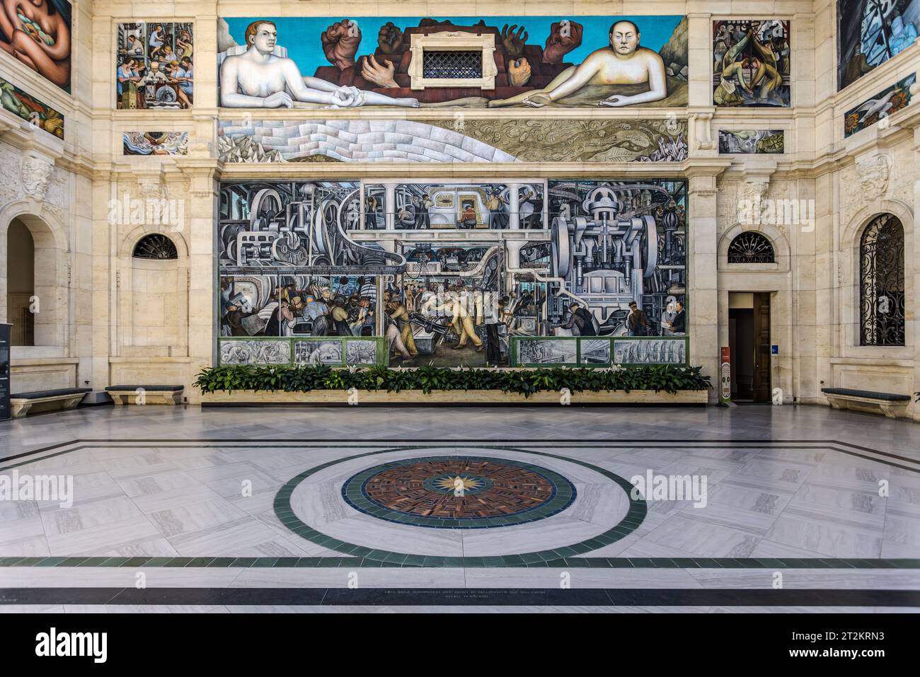 Rivera court au Detroit Institute of Arts Les peintures murales de l'industrie de Detroit (1932-1933) sont une série de fresques de l'artiste mexicain Diego Rivera, composée de vingt-sept panneaux représentant l'industrie à la Ford Motor Company et à Detroit, aux États-Unis. Detroit Industry Murals (1932-1933) est une série de fresques de l'artiste mexicain Diego Rivera, composée de vingt-sept panneaux. Un thème principal du cycle est la double qualité de l'homme, de la nature et de la technologie Banque D'Images