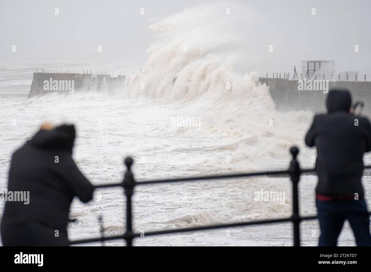 20/10/23. Hartlepool, Royaume-Uni. D'énormes vagues causées par la tempête Babet claquent le brise-lames de la pointe à Hartlepool. La deuxième tempête nommée de l'année a généré des vitesses de vent de près de 60 km/h au large de la côte nord-est. Crédit photo : Jason Brown/Alamy Live News Banque D'Images