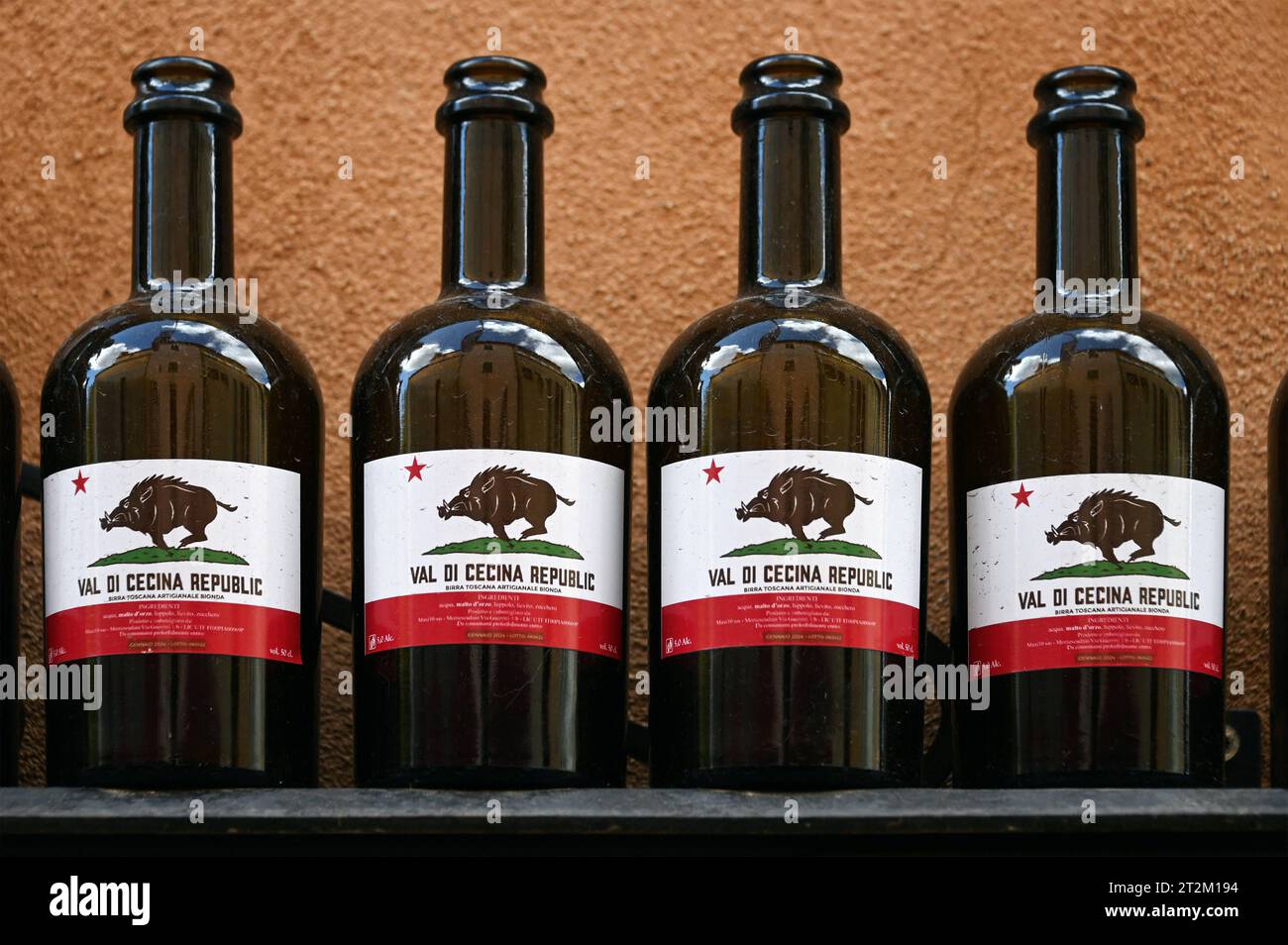 Bierflaschen mit Wildschwein Etikett im Stil des kalifornischen Wappen, Volterra, Toskana, Italien *** bouteilles de bière avec étiquette de sanglier dans le style des armoiries californiennes, Volterra, Toscane, Italie Banque D'Images