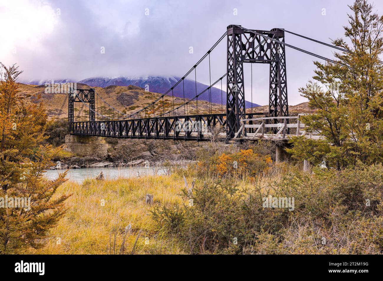 L'ancienne Puente Laguna Amarga au-dessus du Rio Paine dans le parc national Torres del Paine, Chili Banque D'Images