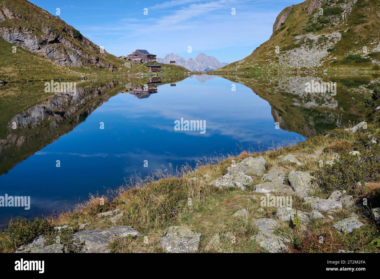 Wildseeloderhaus avec Wildsee, Loferer Steinberge à l'arrière, Fieberbrunn, Tyrol, Autriche Banque D'Images