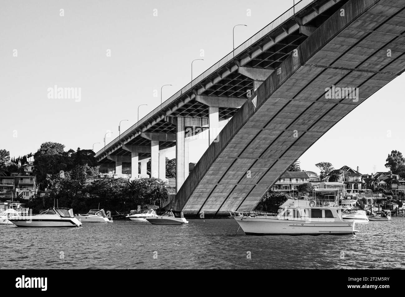 Photo en noir et blanc d'un pont de Sydney avec des bateaux. Banque D'Images