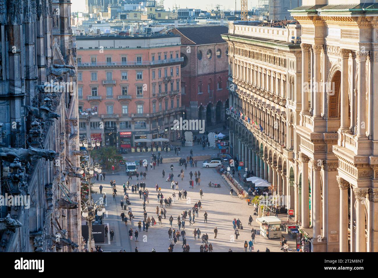 Vue panoramique sur la Piazza del Duomo, vue depuis les étages supérieurs du Duomo, avec vue partielle sur la Galerie Vittorio Emanuele Banque D'Images