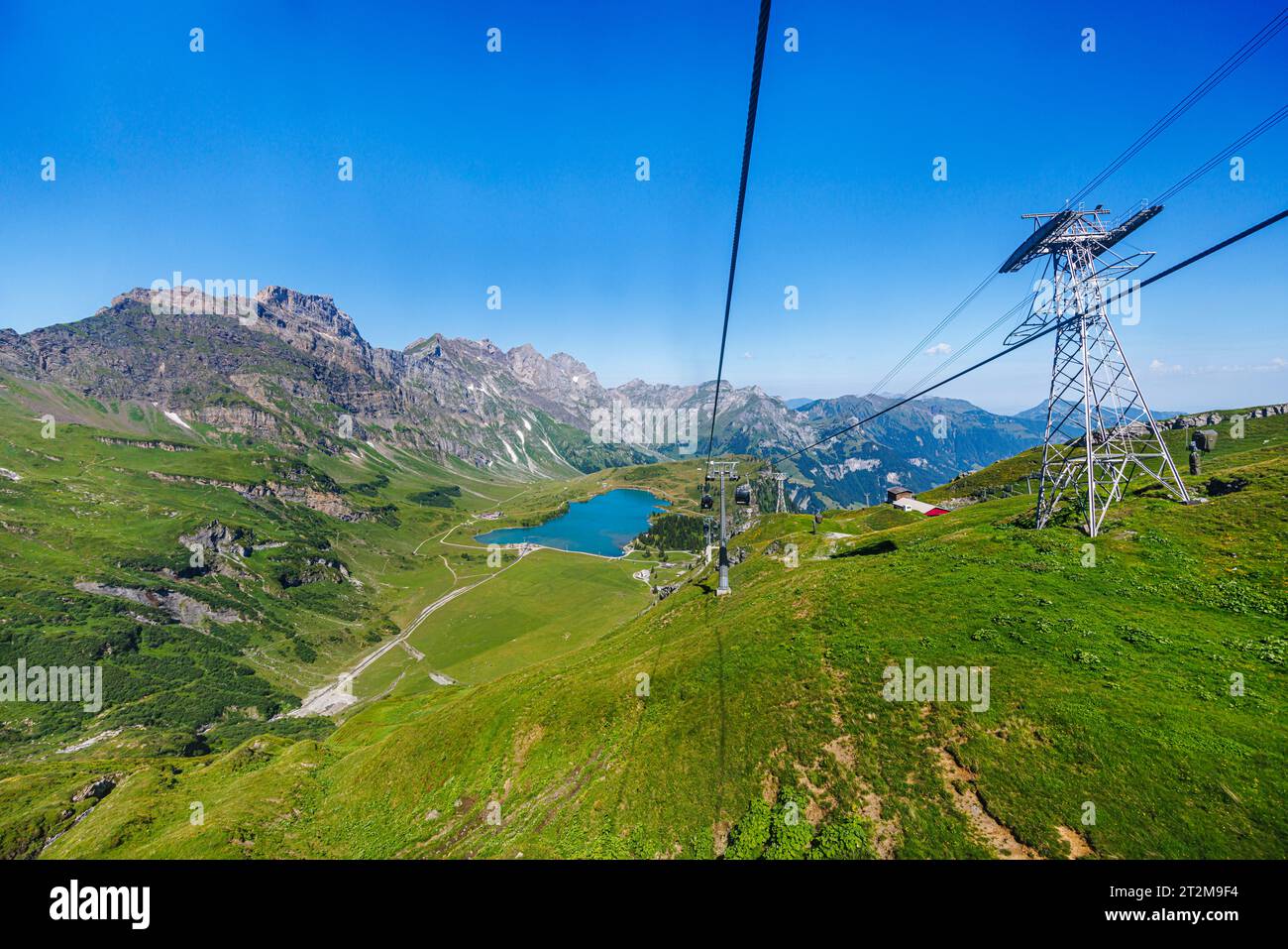 Panorama du lac Trubsee, canton de Nidwald, Suisse centrale, lac alpin au-dessous du mont Titlis au-dessus d'Engelberg, vu depuis la télécabine Titlis XPress Banque D'Images