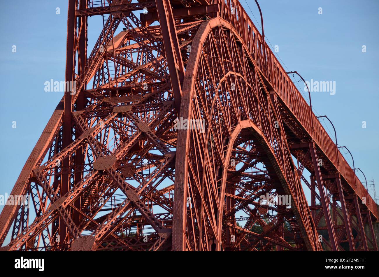 L'audacieux viaduc de Garabit, conçu par Gustave Eiffel, traverse à 122 m la rivière Truyère en Auvergne, au centre de la France. Banque D'Images