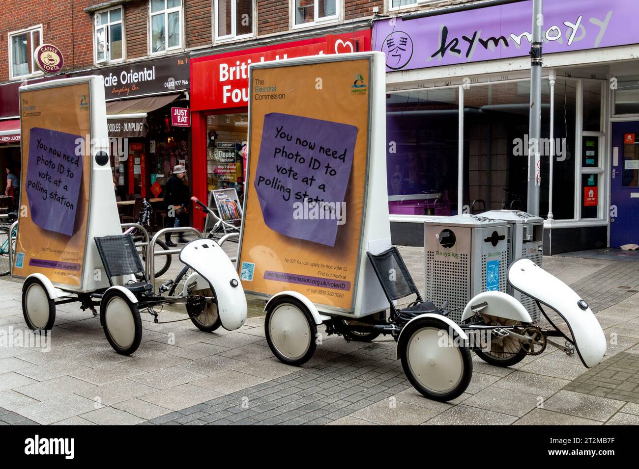 Promobikes, quadbike recumbike AFrame annonçant la nécessité de photo d'identité dans les bureaux de vote, Cambridge, Angleterre, Royaume-Uni. Banque D'Images