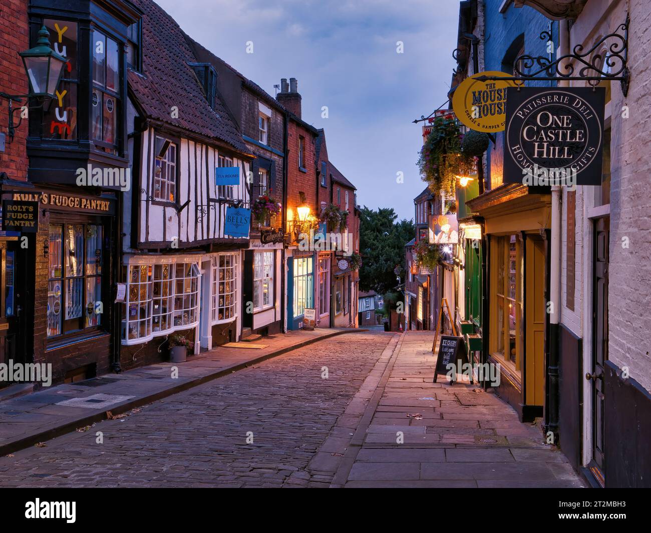 Célèbre pour ses boutiques vintage et ses salons de chocolat, Steep Hill est une rue pavée historique menant du quartier de la cathédrale à Lincoln. Banque D'Images