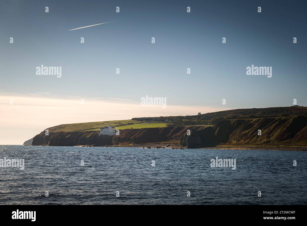 Une image HDR ensoleillée et automnale du château isolé de Dunbeath au bord de la falaise surplombant Dunbeath Bay, Caithness, Écosse. 17 octobre 2023 Banque D'Images