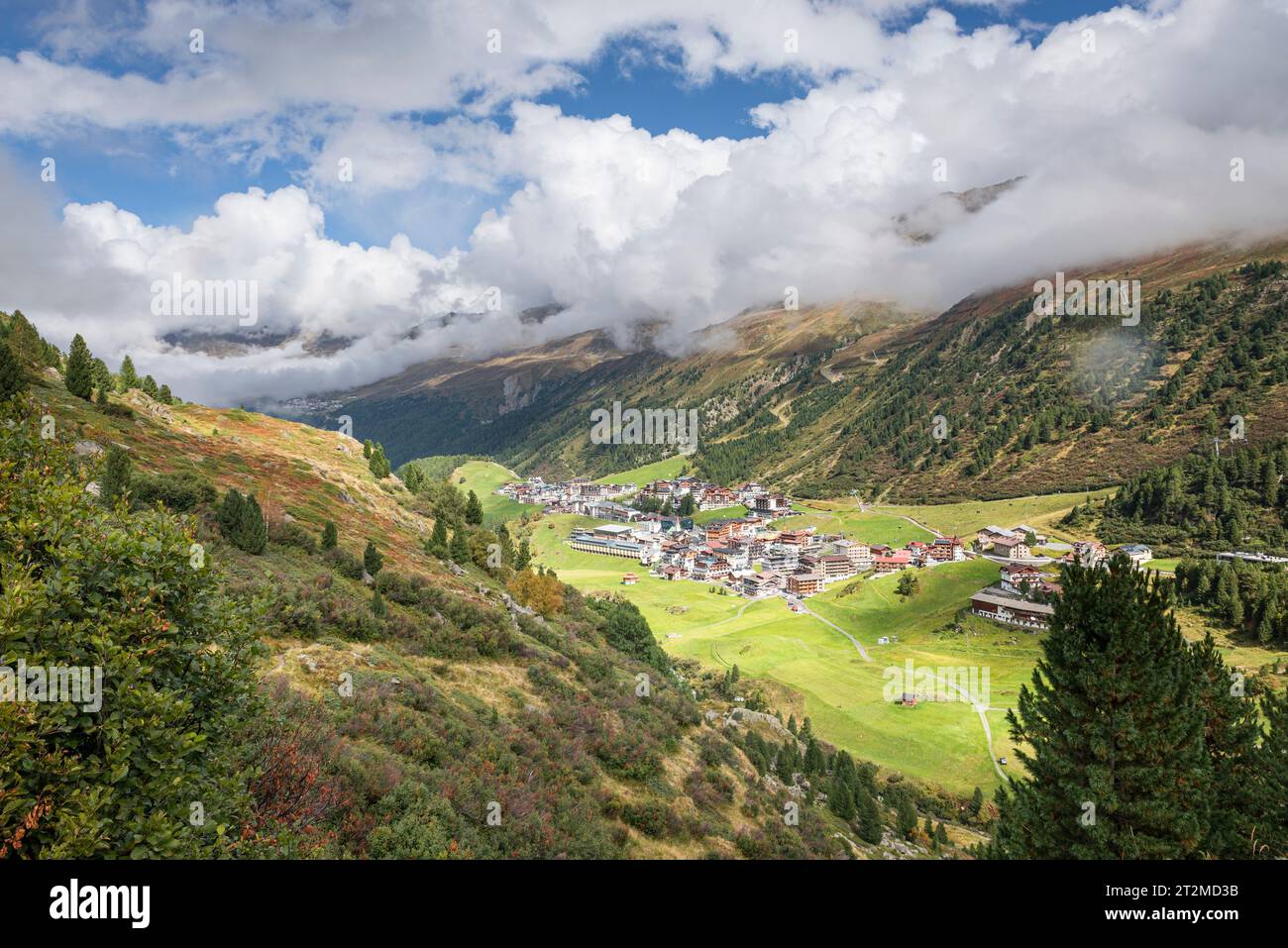 Soleil et nuages gonflants dans les montagnes au-dessus d'Obergurgl dans les Alpes de Ötztal à la fin de l'été, Tyrol, Autriche Banque D'Images