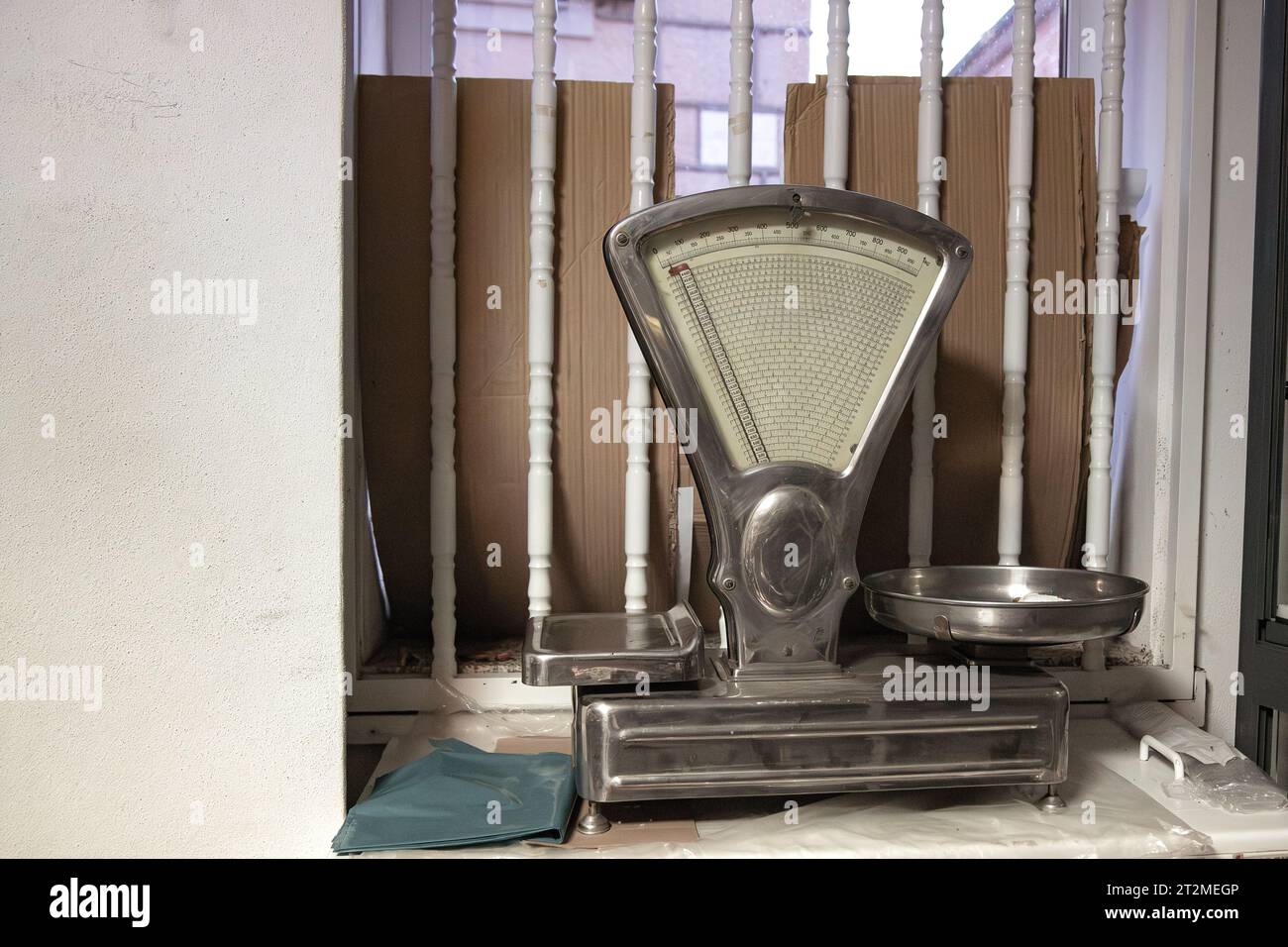 Vieille balance d'épicerie sur une table. Equipement de pesage de produits. Banque D'Images