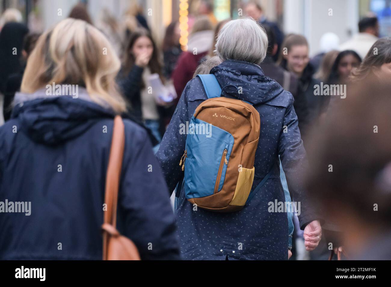 RentFlinger Straße Einkaufsstrasse Einkaufsstraße inflation Shoppingmeile Einkaufsmeile Einkaufen Einzelhandel Fussgängerzone Einkaufsbummel Einkaufstaschen Überalterung Einkaufstrasse Menschenmenge Menschenmasse Frührentner Jugendliche Pensionär junge Menschen Senioren Alterensentersendre Altersendre Altersense Altersense Bevölkerungsdemografie Rentharmut Altersense Düsseldorf 20.10.2023 Einkaufstraße Bürgergeld ältere Bevölkerungsdurchschnitt Diversität Banque D'Images