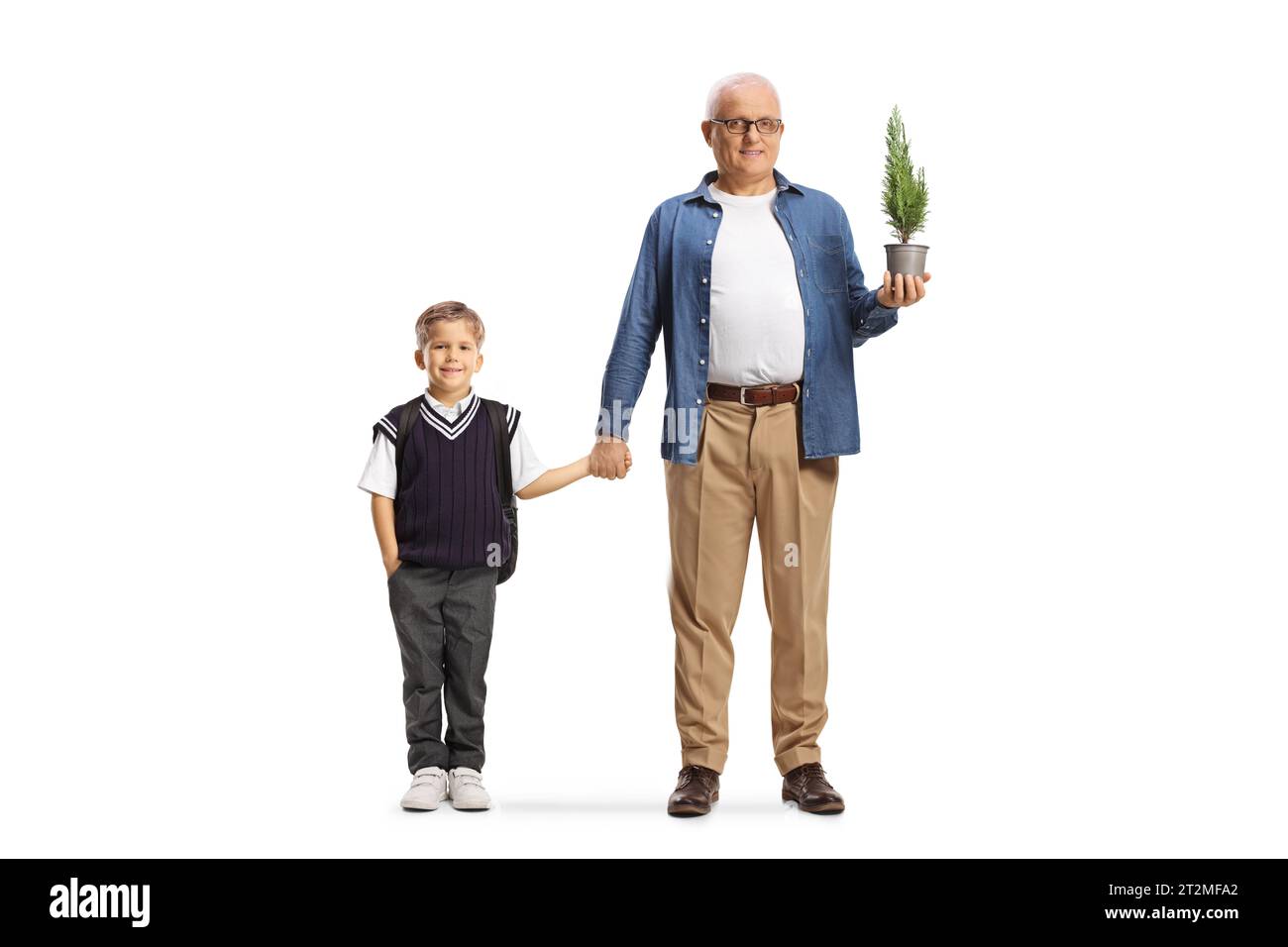 Portrait en longueur d'un écolier et père tenant un petit arbre dans un pot isolé sur fond blanc Banque D'Images