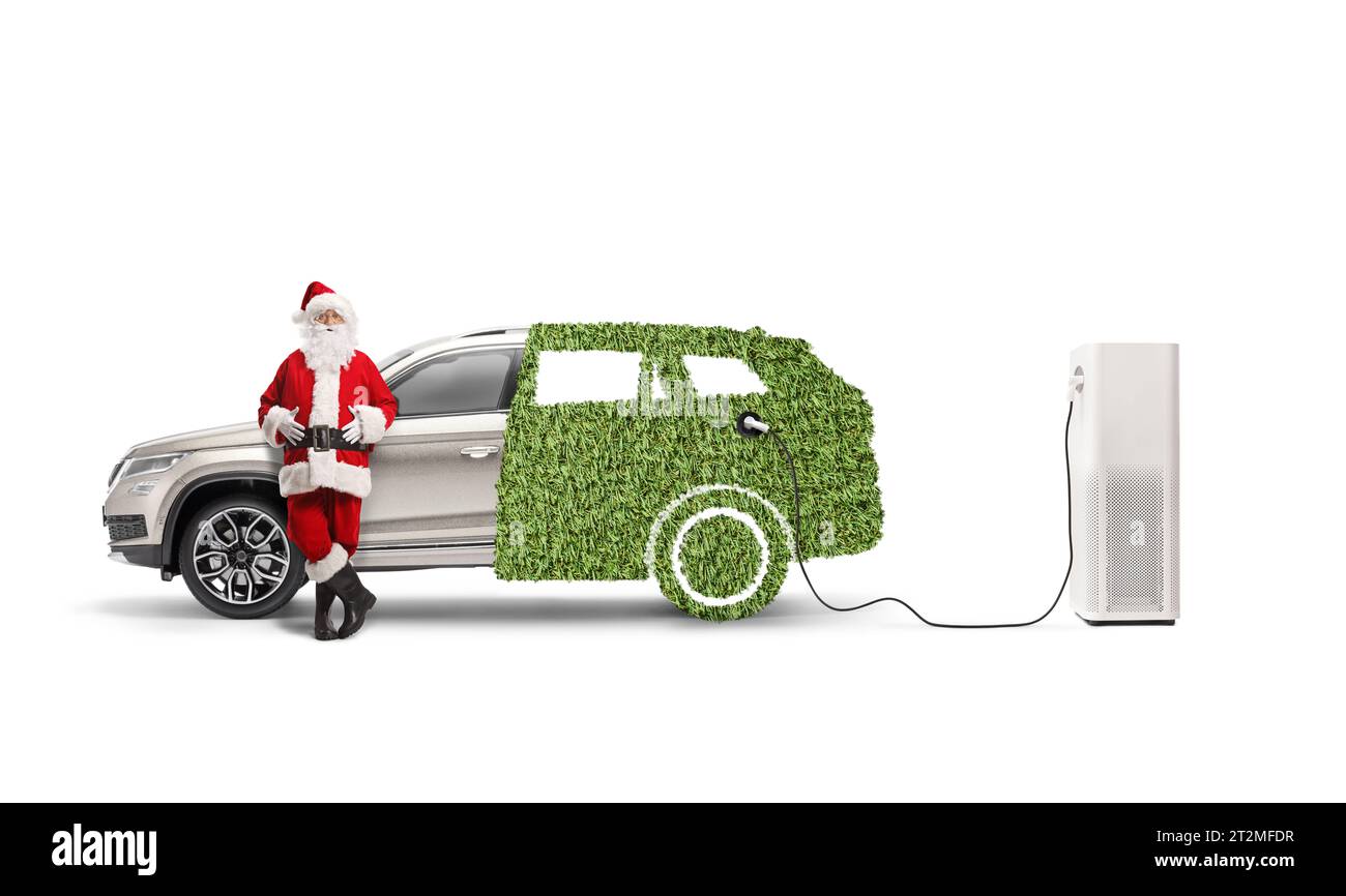 Père noël appuyé sur une voiture hybride à une station de recharge isolée sur fond blanc Banque D'Images