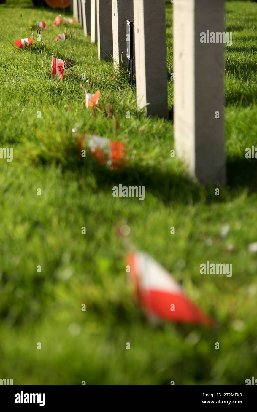 Pierres tombales d'aviateurs de l'Aviation royale canadienne tués pendant la Seconde Guerre mondiale, à l'église St Patrick, Jurby, île de Man Banque D'Images