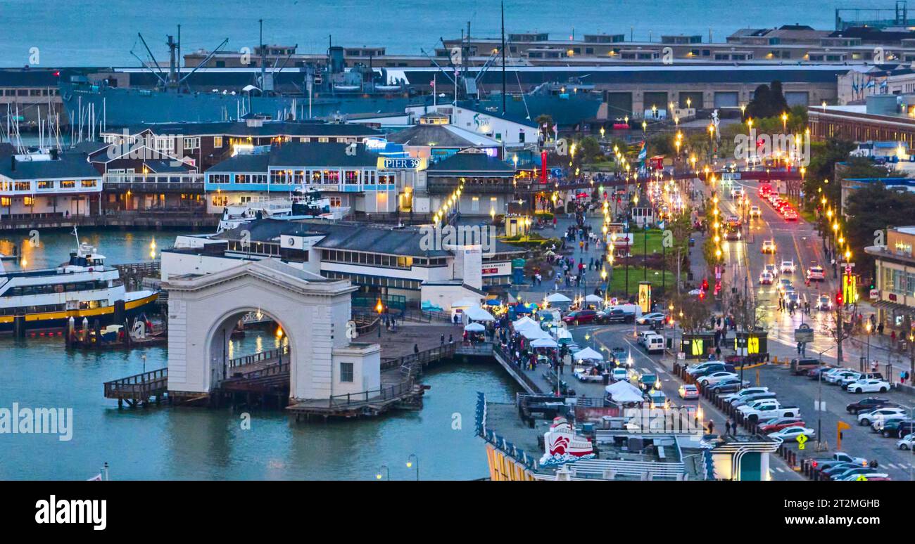 Crépuscule aérien avec lumières de rue et lumières de voiture éclairant la zone de Pier 39 Banque D'Images