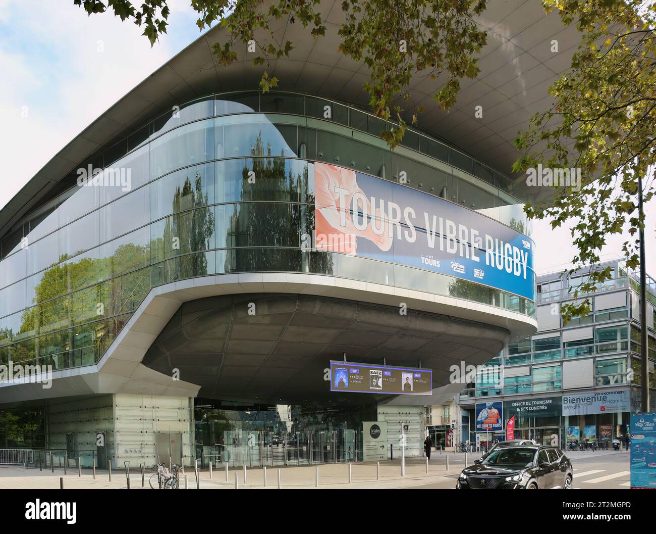 Énorme panneau Tours Vibre Rugby pour le tournoi de la coupe du monde de Rugby 2023 sur la façade du Vinci - Centre International des Congrès Tours France Banque D'Images