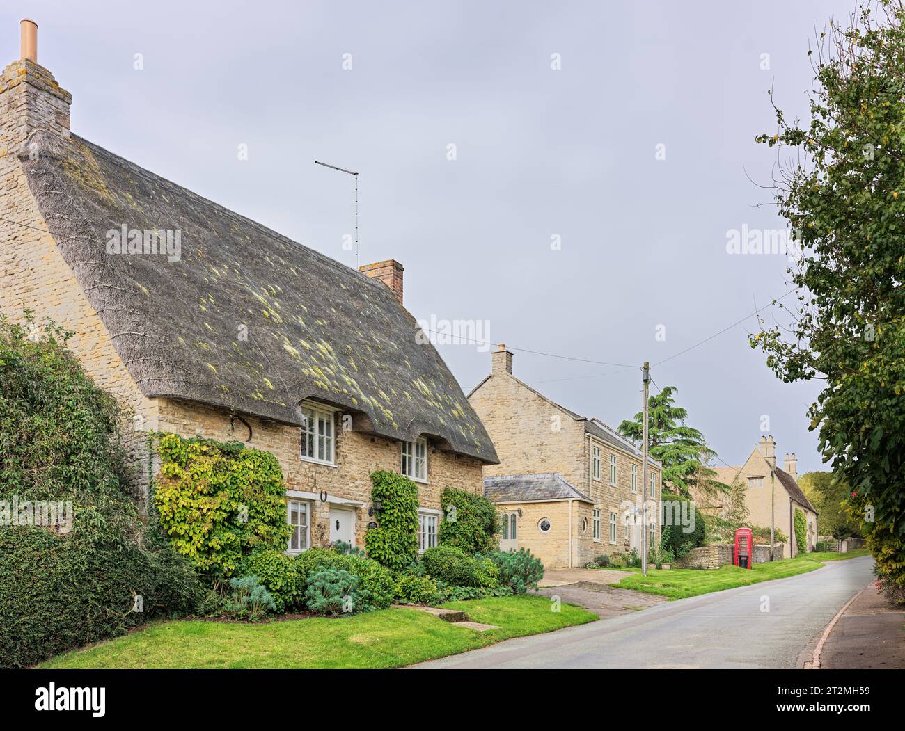 Une maison en pierre au toit de chaume dans le village anglais de Wadenhoe, Northamptonshire, Angleterre. Banque D'Images