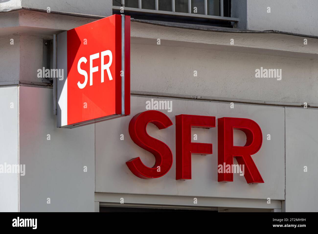 Enseigne et logo d'un magasin SFR. SFR est un opérateur français de réseaux mobiles et de télécommunications, filiale d'Altice France Banque D'Images