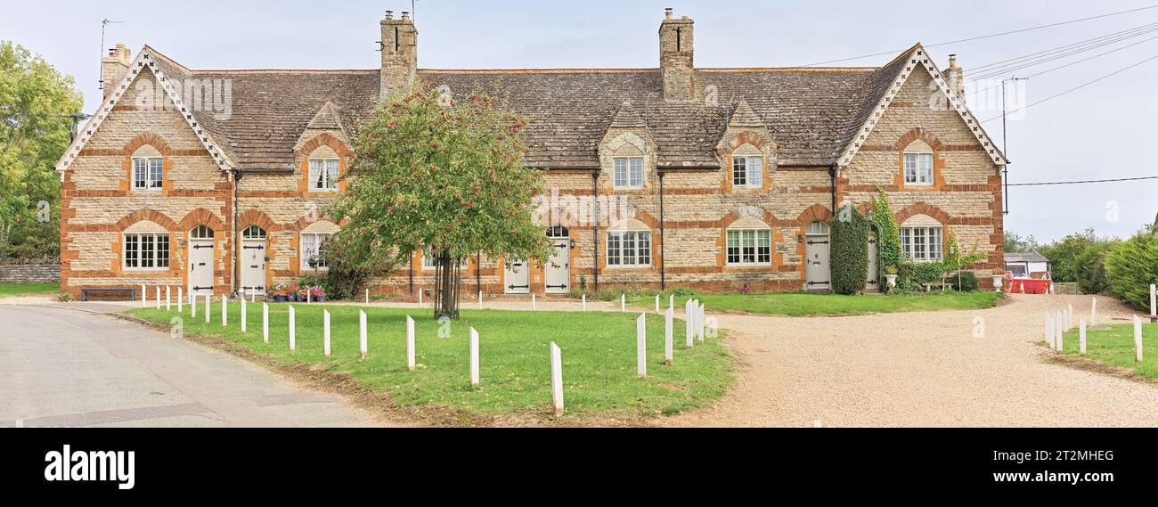 Une rangée de maisons mitoyennes construites en pierre dans le village anglais de Wadenhoe, Northamptonshire, Angleterre. Banque D'Images