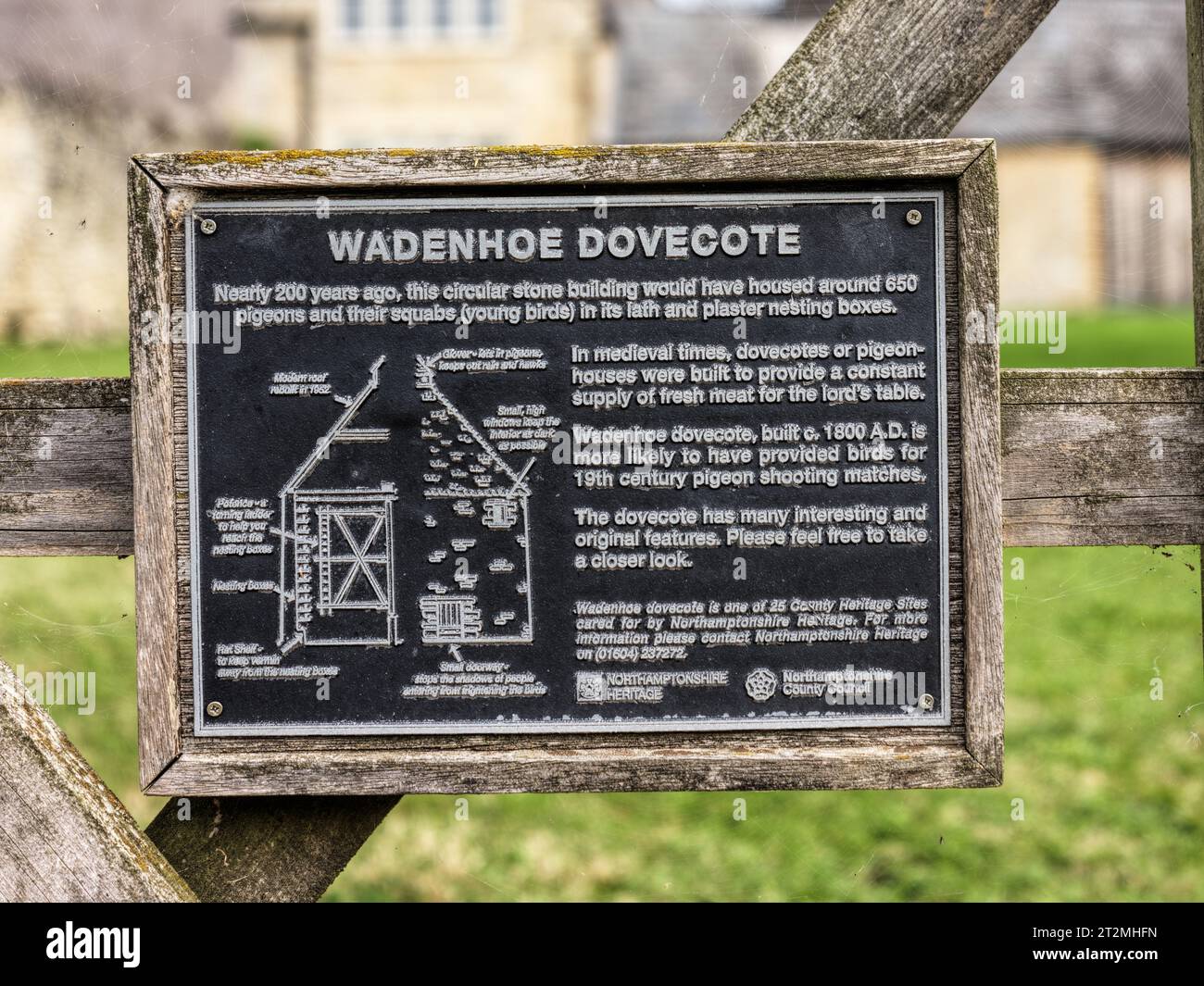 Construit vers 1800 après JC, un pigeonnier circulaire en pierre dans le village anglais de Wadenhoe, Northamptonshire, Angleterre.. Banque D'Images