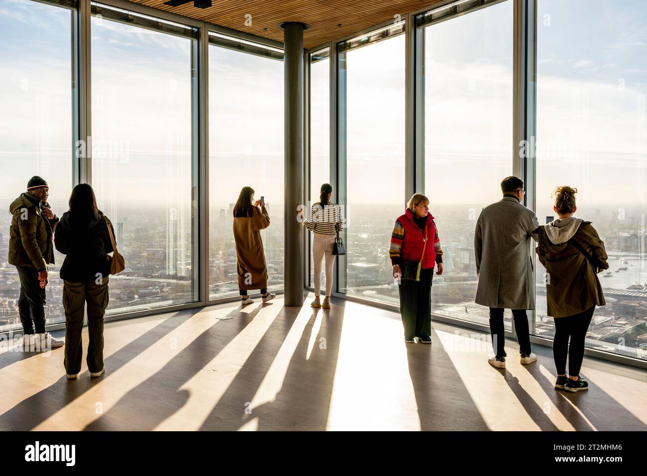 Les visiteurs regardent les vues de la plate-forme d'observation Lookout au n ° 8 Bishopsgate, City of London, Londres, Royaume-Uni. Banque D'Images