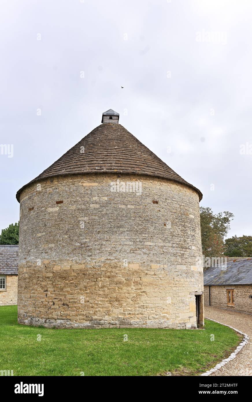 Construit vers 1800 après JC, un pigeonnier circulaire en pierre dans le village anglais de Wadenhoe, Northamptonshire, Angleterre. Banque D'Images