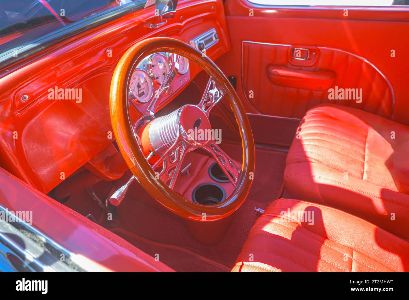 intérieur rouge voiture classique accent sélectif sur le volant Banque D'Images