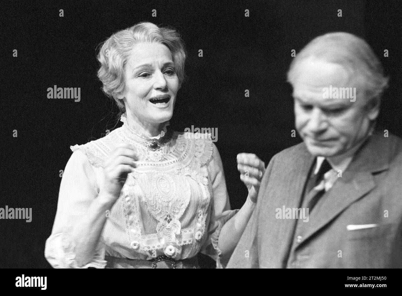 Constance Cummings (Mary Tyrone), Laurence Olivier (James Tyrone) dans LONG DAY'S JOURNEY INTO NIGHT par Eugene O'Neill au New Theatre, Londres WC2 15/12/1971 a National Theatre (NT) conception de la production : Michael Annals éclairage : Robert Bryan réalisateur : Michael Blakemore Banque D'Images