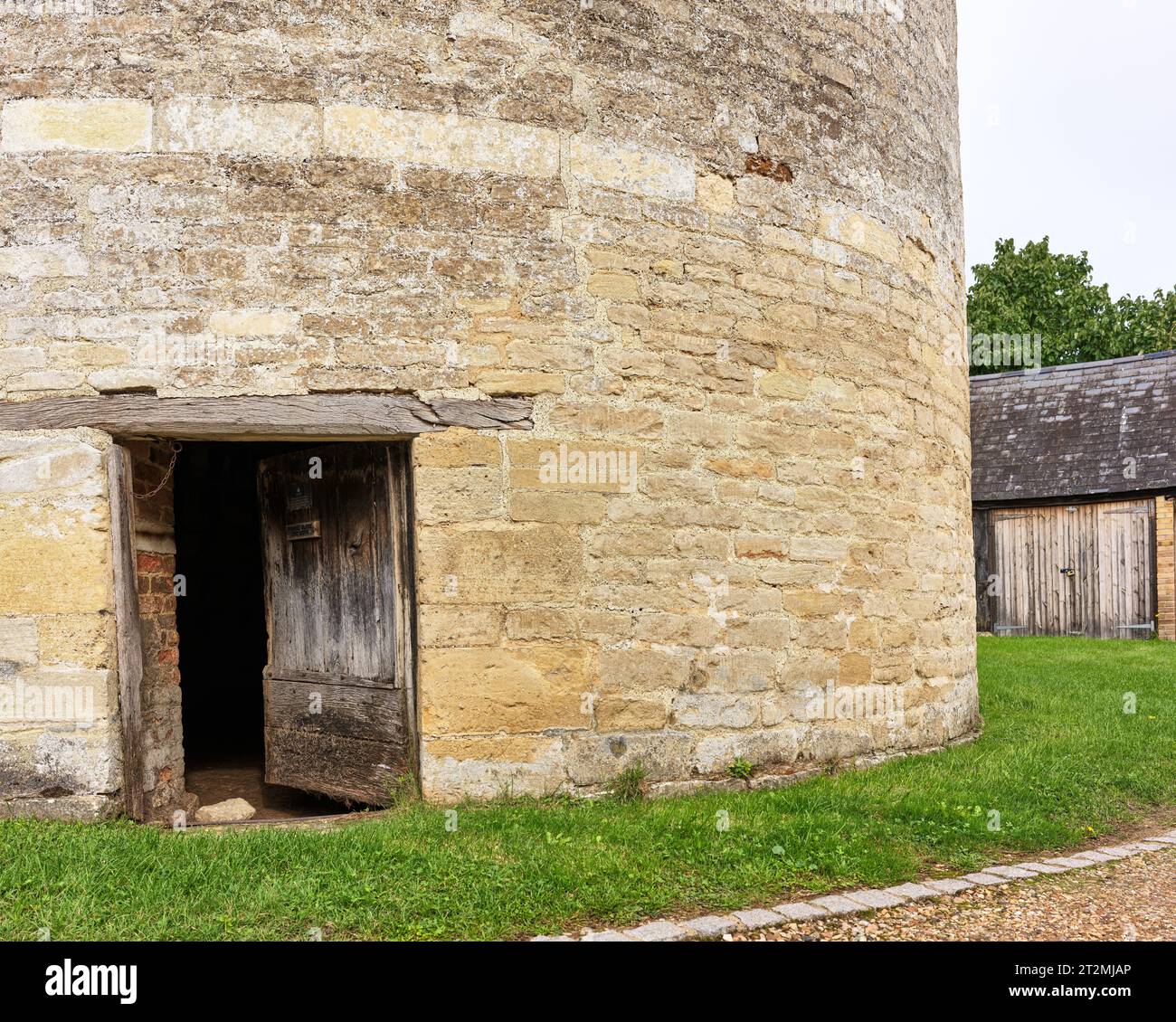 Construit vers 1800 après JC, un pigeonnier circulaire en pierre dans le village anglais de Wadenhoe, Northamptonshire, Angleterre. Banque D'Images