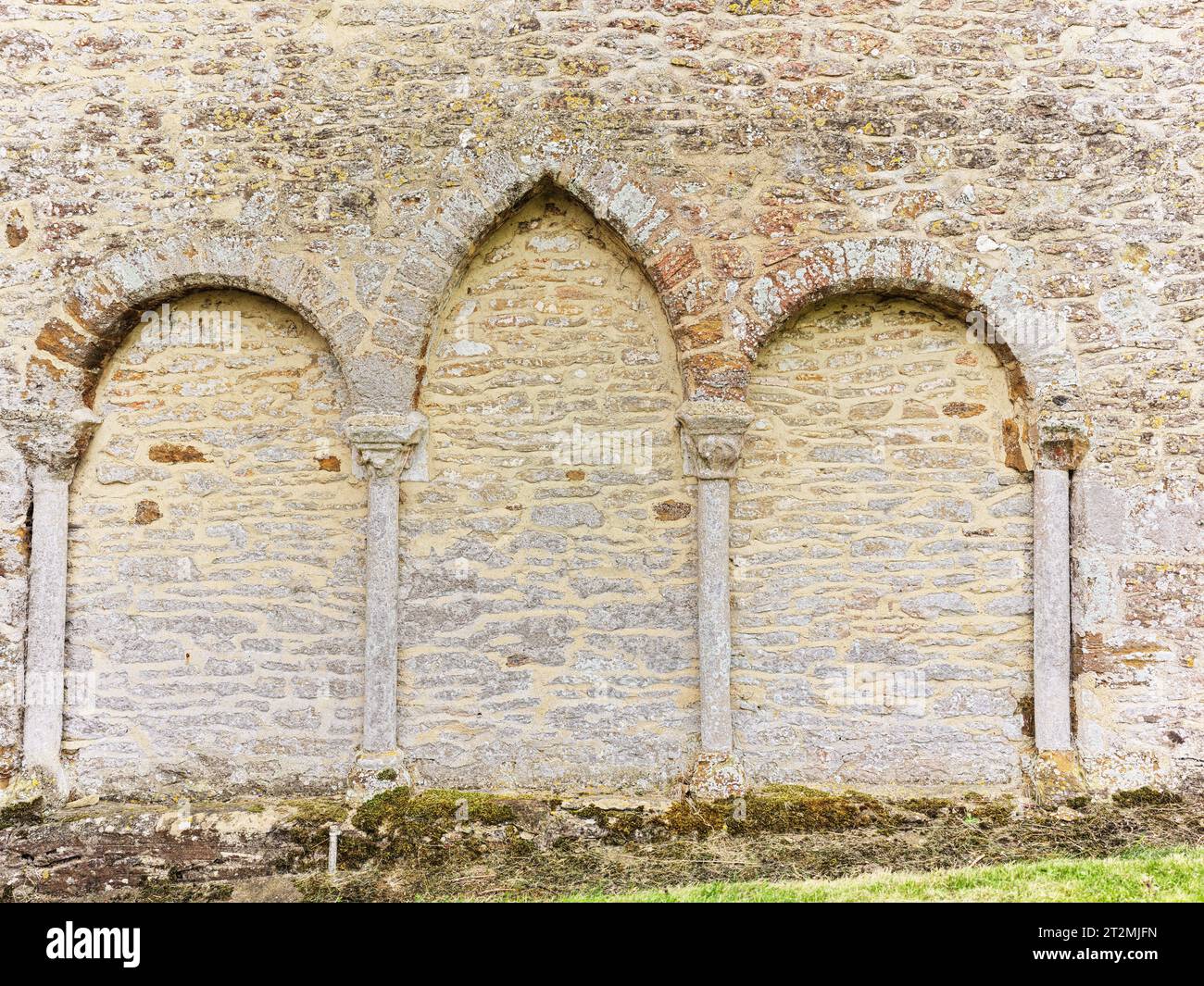 Datant du XIIe siècle, l'église chrétienne de St Michael et tous les Anges avec des arches décoratives sur un mur extérieur, Wadenhoe, Angleterre. Banque D'Images