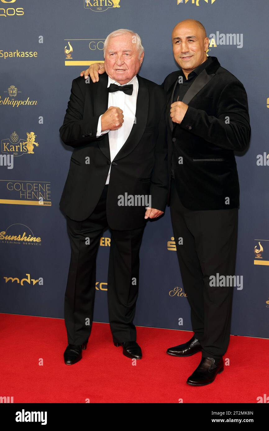 Hans-Ullrich Wegner und Arthur Abraham Verleihung Goldene Henne 2023 Boxtrainer und ex-Amateurboxer Hans-Ullrich Ulli Wegner li. Mit ehemaligem Profiboxer Arthur Abraham auf dem roten Teppich. Verleihung der Goldenen Henne 2023 am 13.10.2023 im Studio 3 der Media City des MDR. Leipzig, Sachsen, Deutschland. *** Hans Ullrich Wegner et Arthur Abraham cérémonie de remise des prix Golden Hen 2023 entraîneur de boxe et ex-boxeur amateur Hans Ullrich Ulli Wegner li avec l'ancien boxeur professionnel Arthur Abraham sur le tapis rouge cérémonie de remise des prix Golden Hen 2023 le 13 10 2023 au Studio 3 de la Media City of MDR Leipzig, Banque D'Images