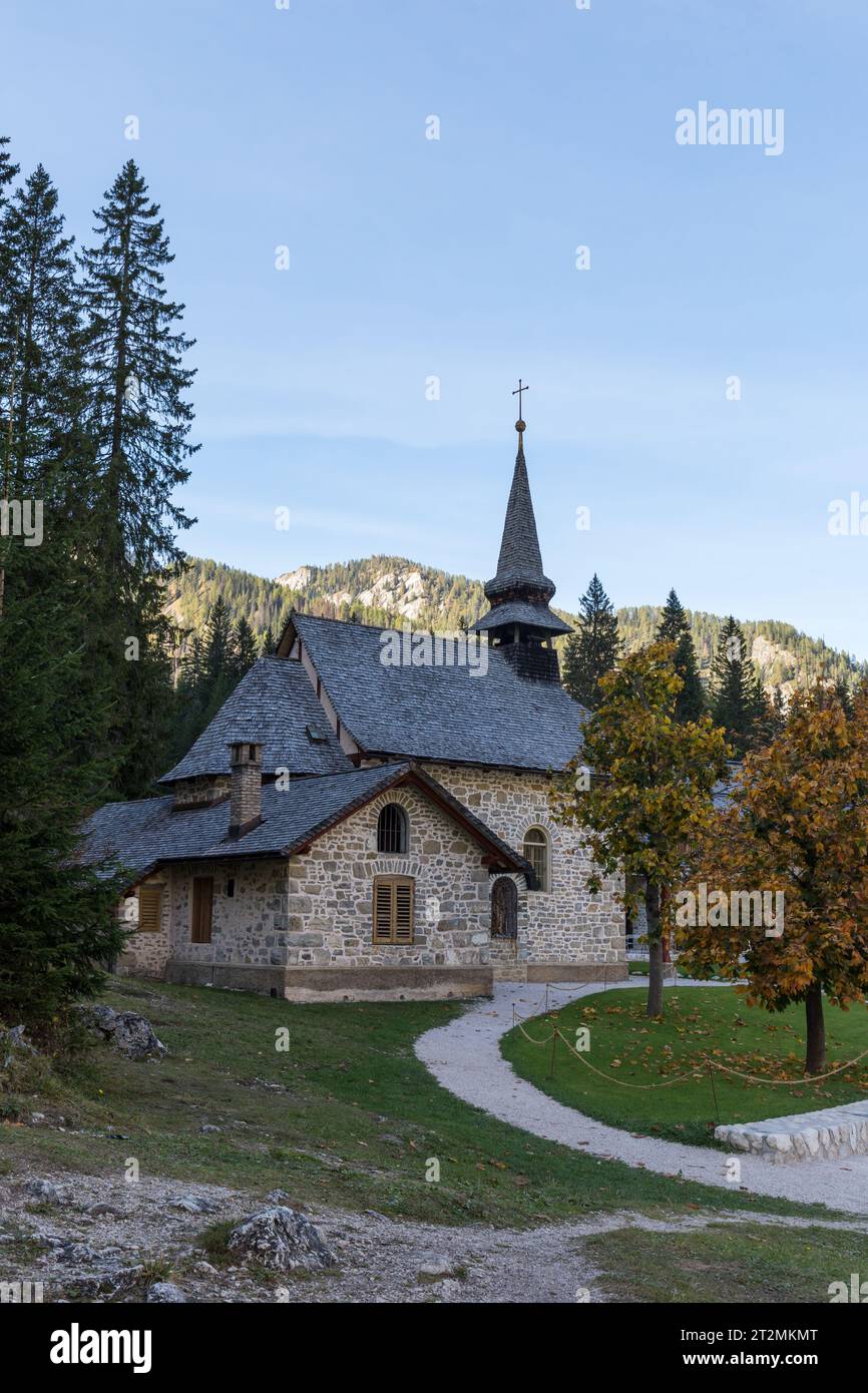 Petite chapelle au bord du lac de Braies, Pragser Wildsee, Lago di Braies, Dolomites, Tyrol du Sud, Italie Banque D'Images