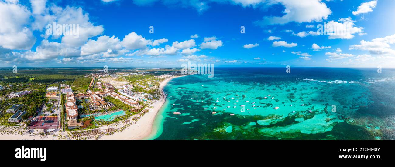Panorama aérien de la plage avec sable blanc et eau turquoise de la mer des Caraïbes. Le meilleur complexe tout compris de Punta Cana Banque D'Images