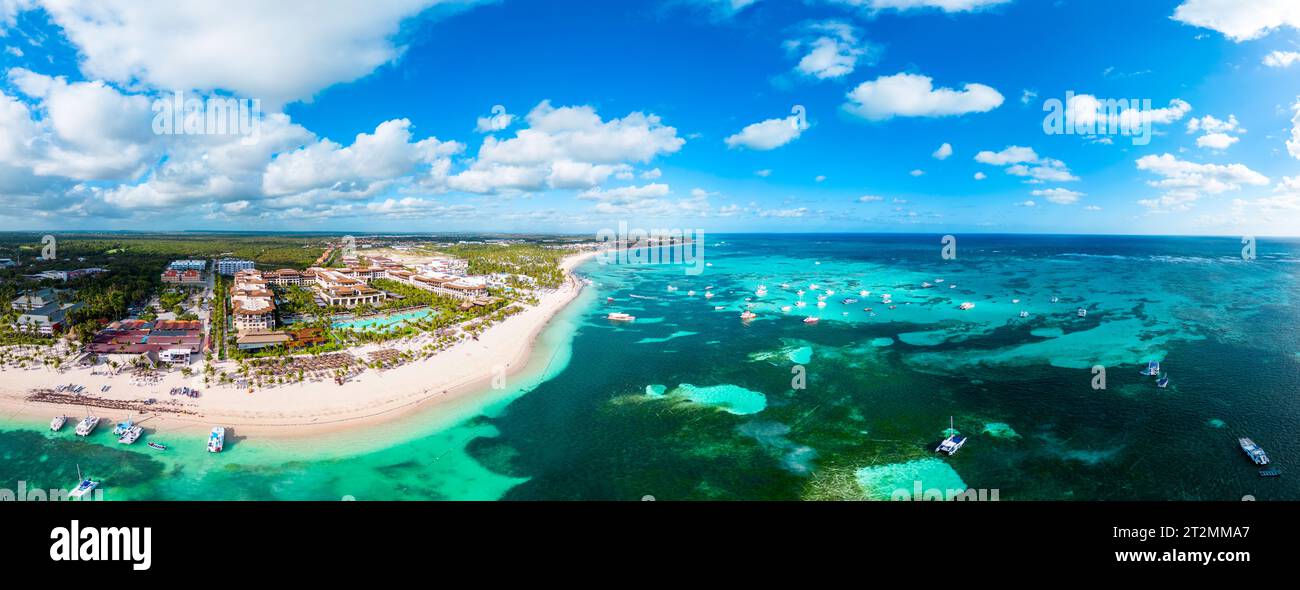 Panorama aérien de la grande plage tropicale avec sable blanc et eau turquoise de la mer des Caraïbes. Les meilleurs hôtels tout compris à Punta Cana Banque D'Images