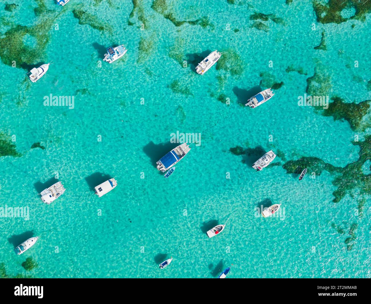 Vue aérienne de dessus de nombreux yachts d'ancrage et bateaux touristiques dans la mer turquoise des Caraïbes. Meilleure destination pour la pêche et les vacances à Punta Cana Banque D'Images