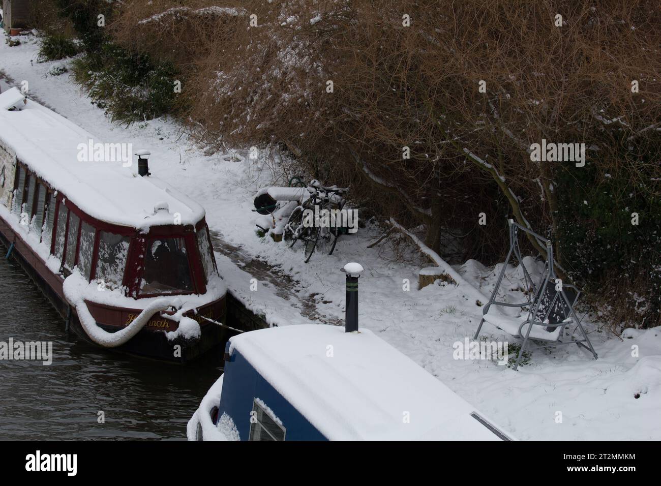 Bateau étroit ou bateau de canal dans la neige sur le canal Kennet et Avon à l'écluse d'Aldermaston. Fait partie de la communauté de croisière continue. Banque D'Images