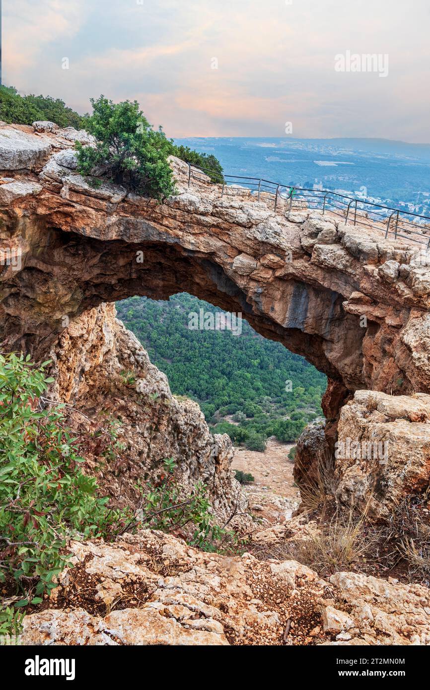 Grotte de Keshet (grotte arc-en-ciel ou grotte de l'arche), une arche naturelle sur la crête au nord de Nahal Betzet dans Adamit Park, Galilée occidentale, Israël. Banque D'Images