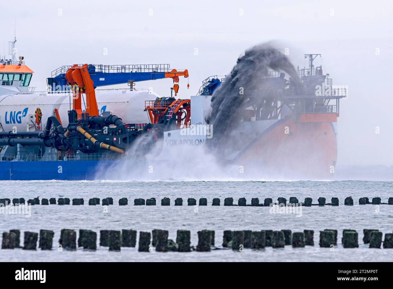 Dragueuse à trémie aspirante traînante Vox Apolonia de Van Oord, société néerlandaise de sous-traitance maritime spécialisée dans le dragage, Rainbench le long de la côte zélandaise Banque D'Images