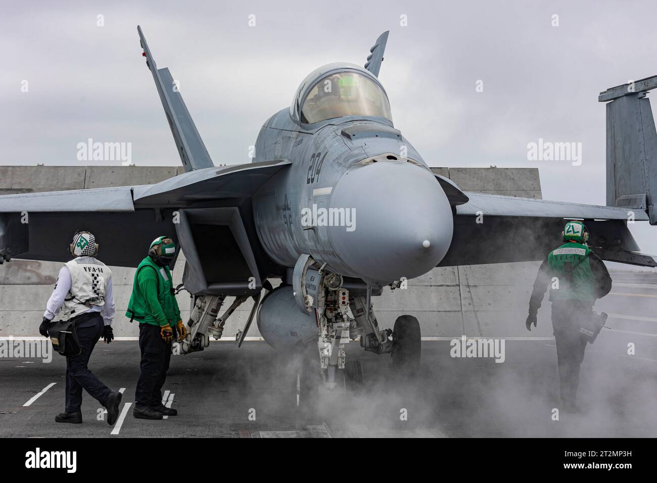 San Diego, États-Unis. 18 octobre 2023. Les marins de l'US Navy effectuent des vérifications avant de lancer un avion de chasse F/A-18F Super Hornet, avec le Black Aces of Strike Fighter Squadron 41 depuis le pont d'envol du porte-avions de classe Nimitz USS Abraham Lincoln opérant sur l'océan Pacifique, le 18 octobre 2023 au large de San Diego, en Californie. Crédit : MC2 Clayton Wren/États-Unis Navy/Alamy Live News Banque D'Images