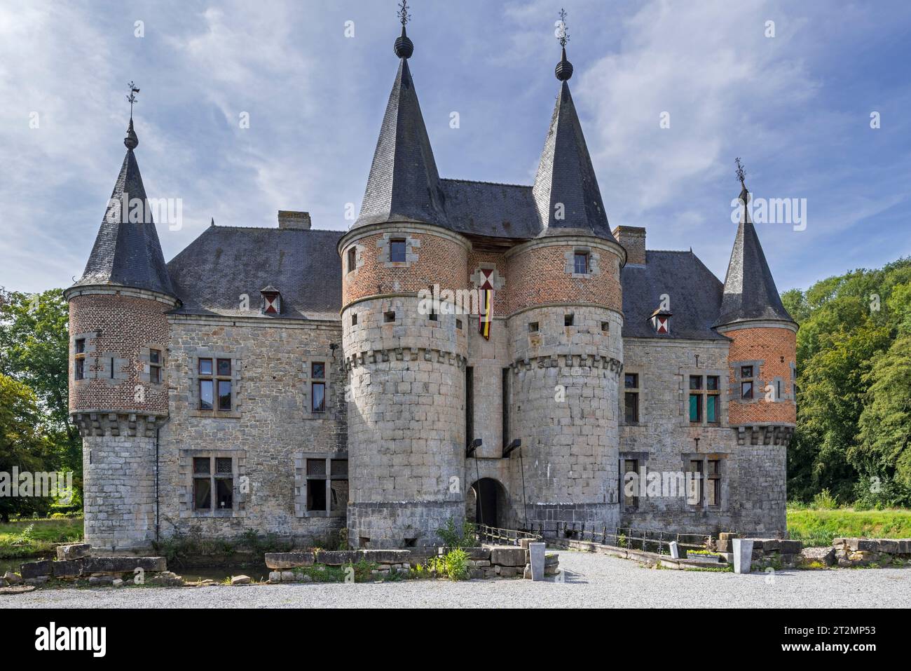 Château de Spontin, château médiéval du 16e siècle à douves près d'Yvoir, province de Namur, Ardennes belges, Wallonie, Belgique Banque D'Images